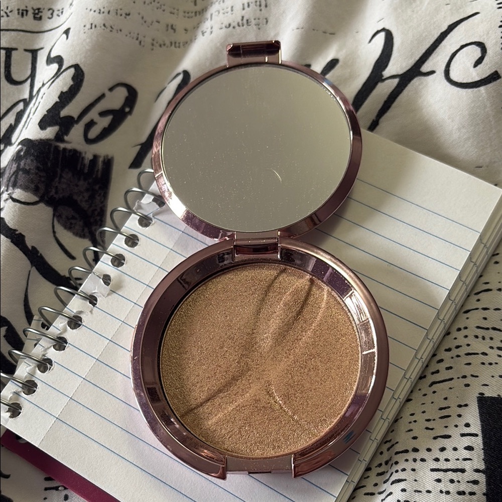 Becca Radiant Glow Highlighter - shade opal